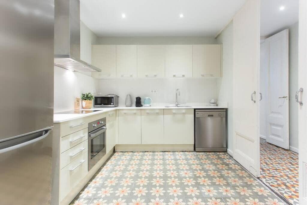 4Bedroom Apart With Balcony In Las Ramblas 3-2 Barcelone Extérieur photo