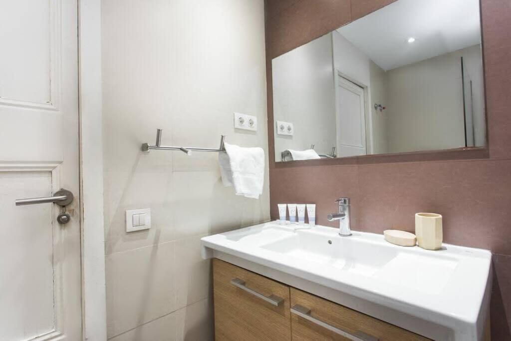 4Bedroom Apart With Balcony In Las Ramblas 3-2 Barcelone Extérieur photo